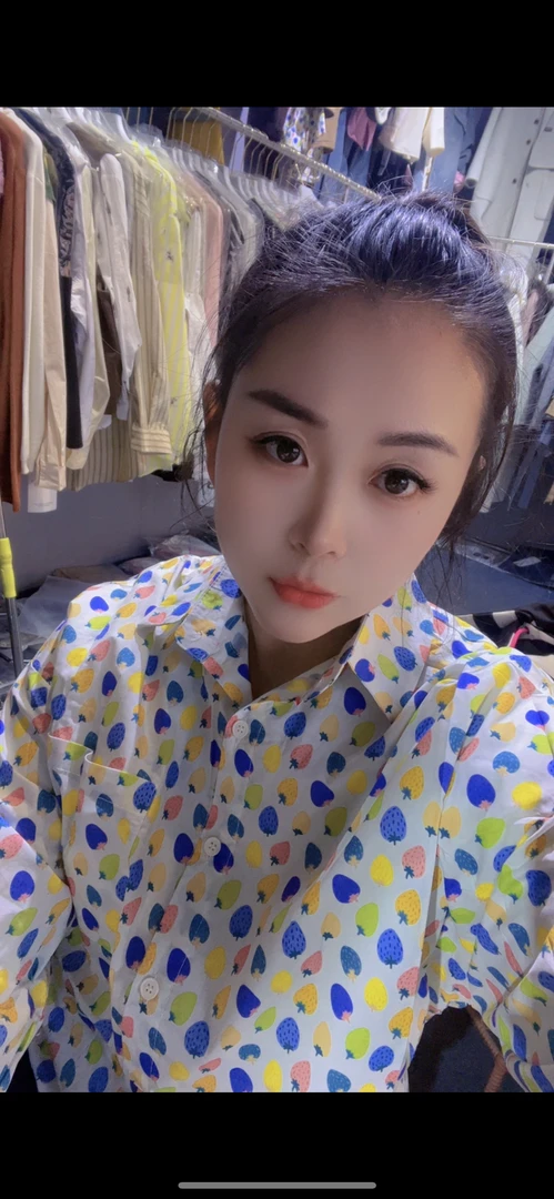 春款亮色草莓图案宽松衬衣