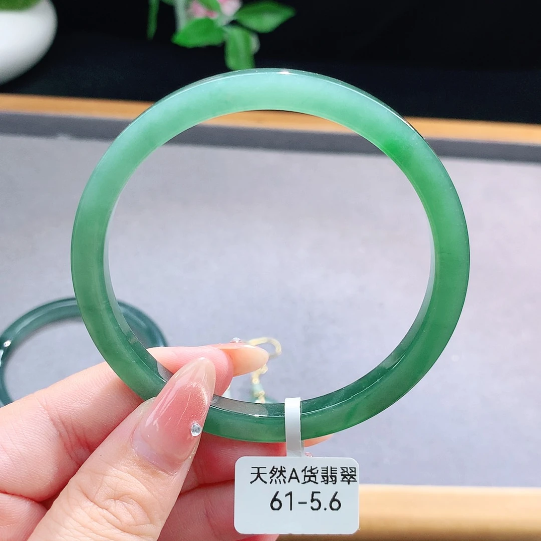 未镶嵌手镯（圆镯）翡翠