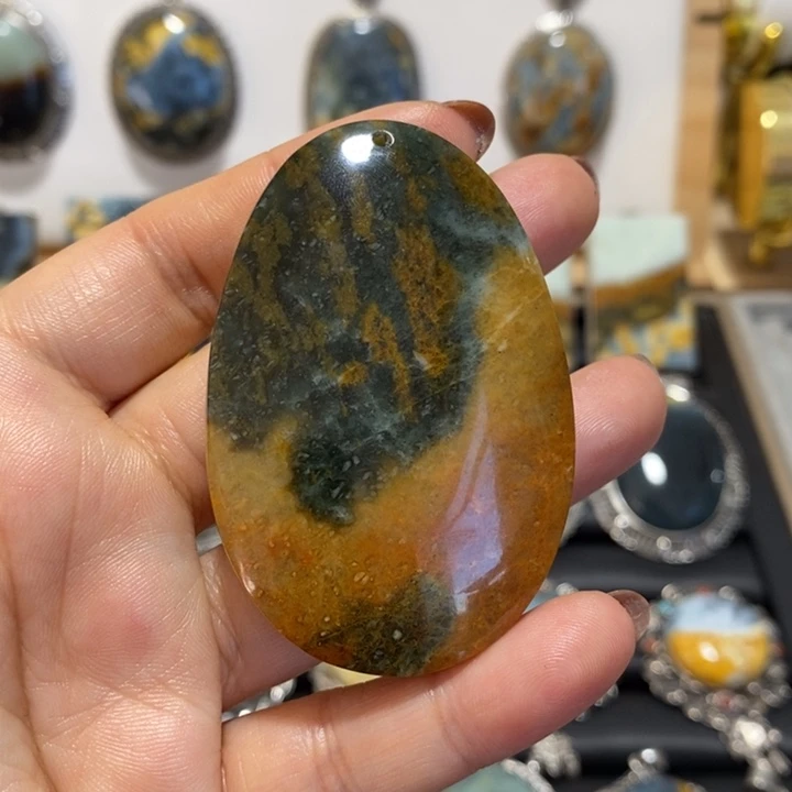 蛇纹石玉未镶嵌颈饰