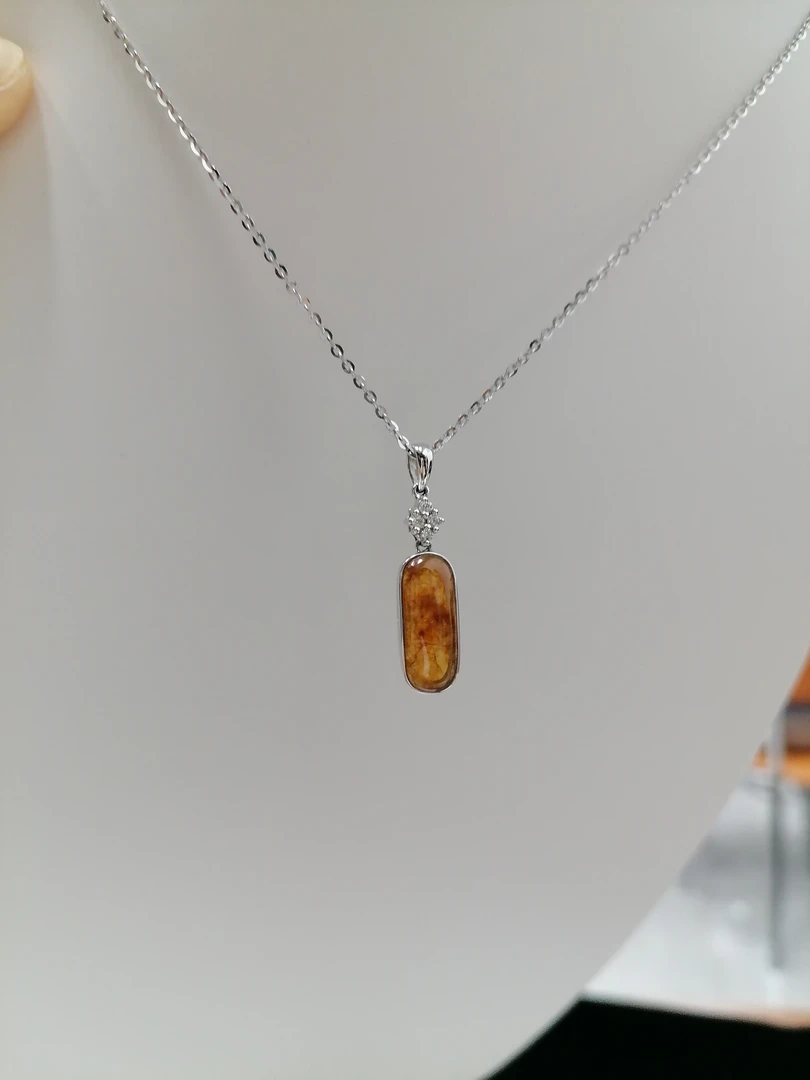 冰种黄翡马鞍吊坠 镶南非钻石 镶18K金 天然缅甸A货翡翠