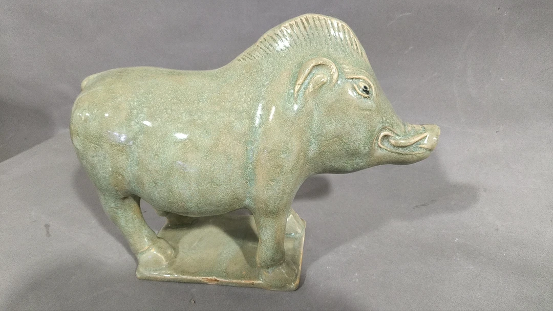 汝窑严河店窑口的陶瓷野猪。青瓷雕塑十二生肖雕刻