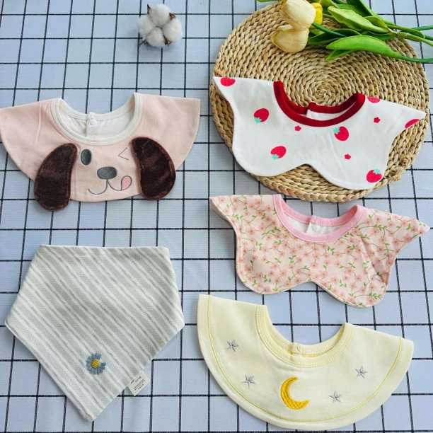 婴儿防水围嘴围兜新生儿360度旋转口水巾花边设计