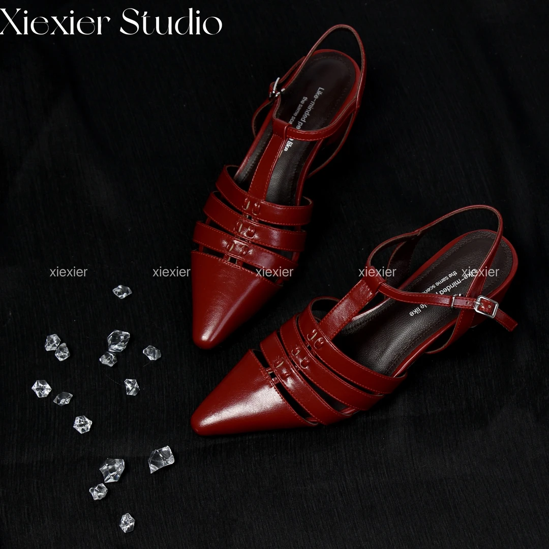 谢喜儿 | 夏天凉风穿过的一双罗马镂空编制凉鞋