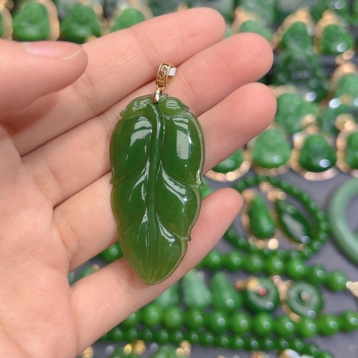 颈饰18K金镶嵌和田玉（碧玉）