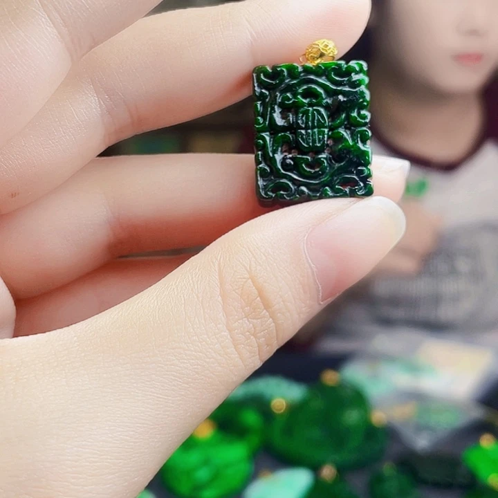 翡翠18K金镶嵌颈饰多样性