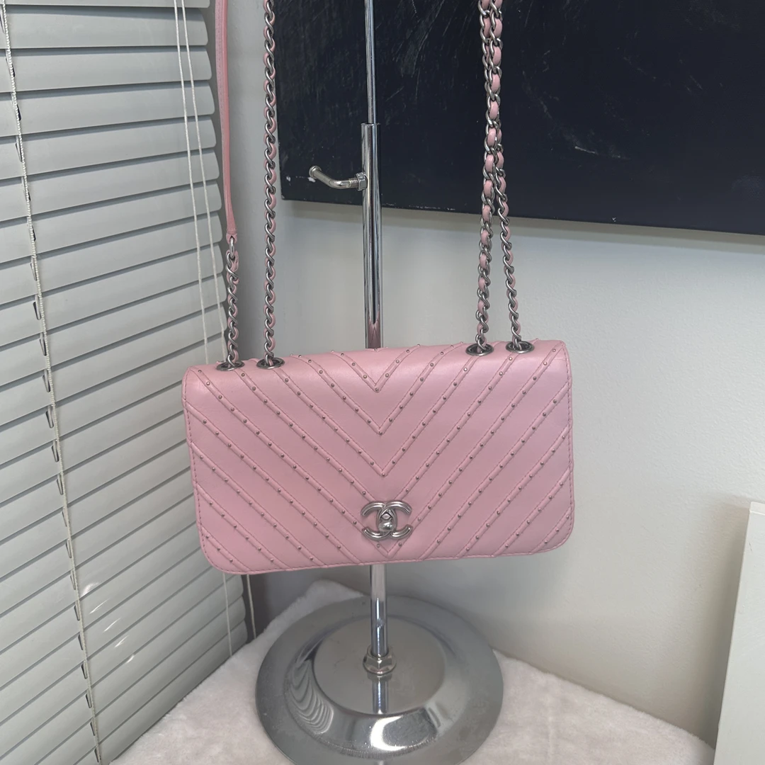 95新 Chanel/香奈儿 淡粉色V纹链条包时尚美观