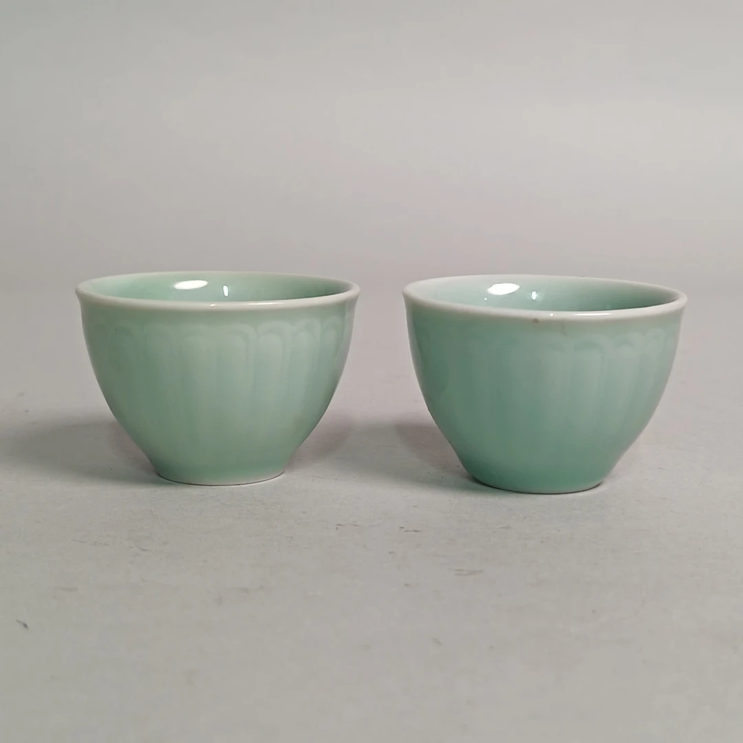 【010011165】近现代 青釉刻花杯一对