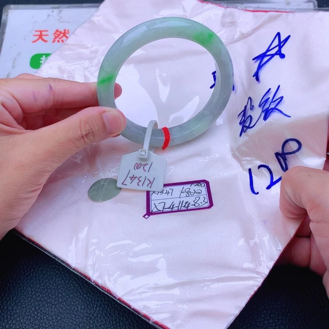 翡翠手镯未镶嵌翡翠