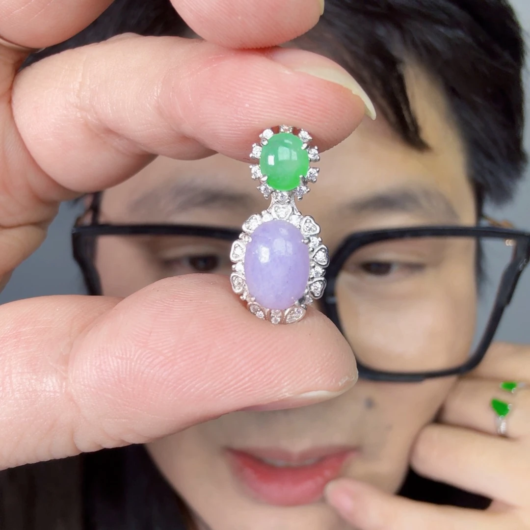 翡翠未镶嵌颈饰一件
