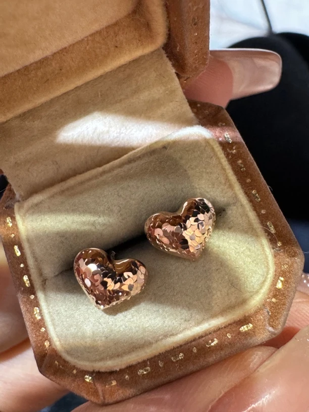 18k金车花爱心耳钉玫瑰金