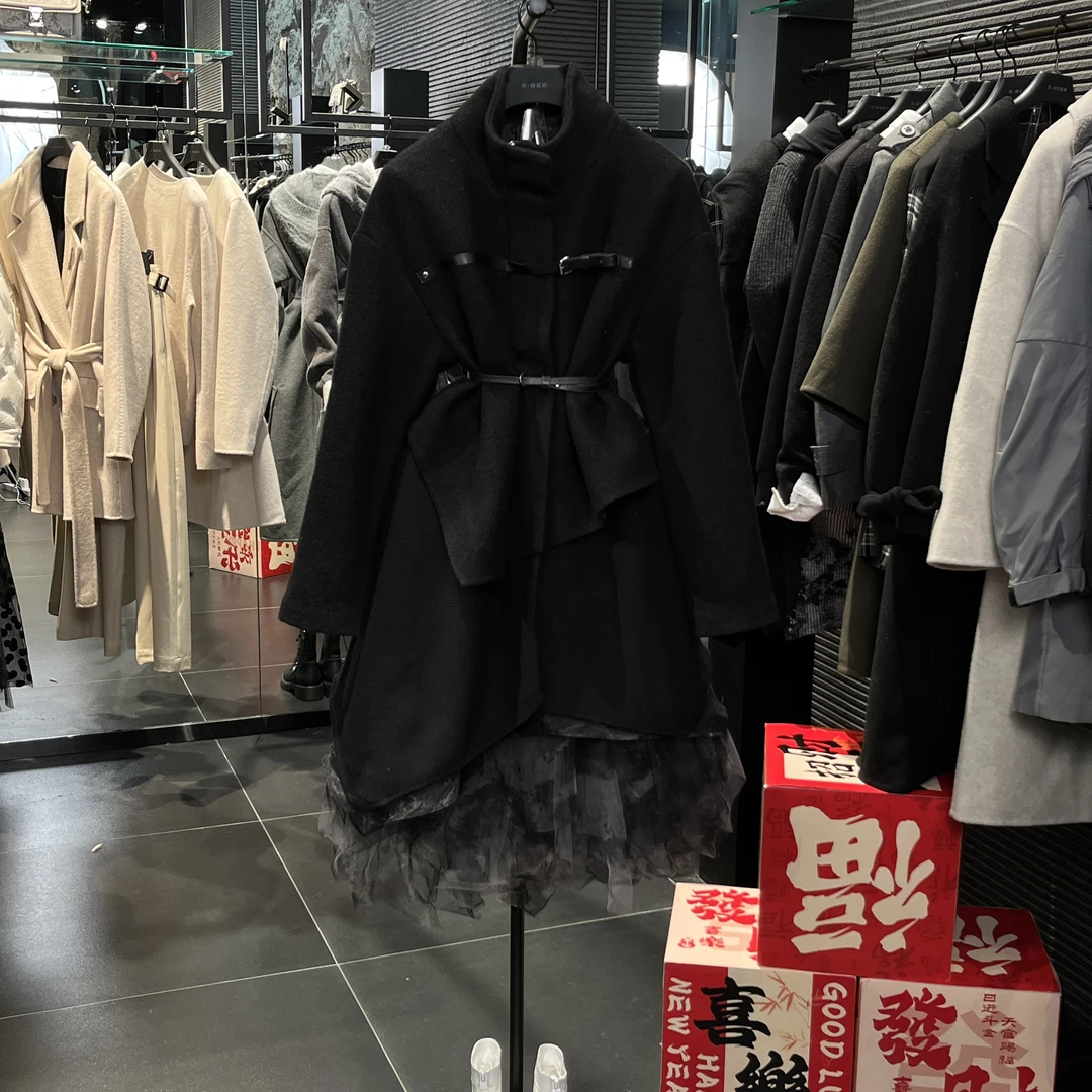 S·DEER圣迪奥女装时尚高领搭袢拼接开衩不规则纯黑大衣S19481762