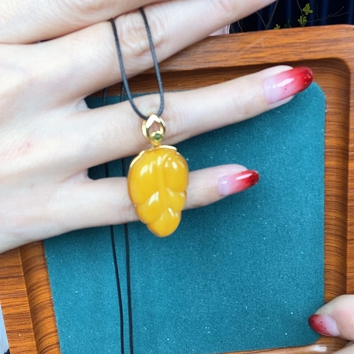 蜜蜡颈饰银S925镶嵌吊坠