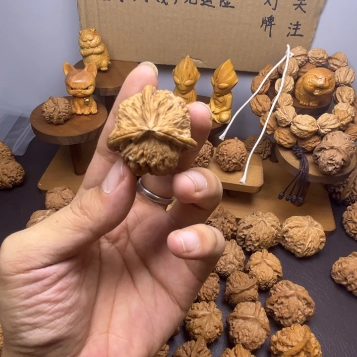 放***铁吊坠桃核白狮子三棱