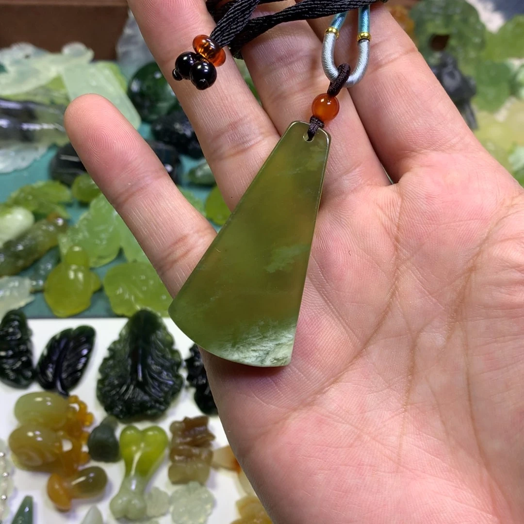 岫玉颈饰未镶嵌无事牌