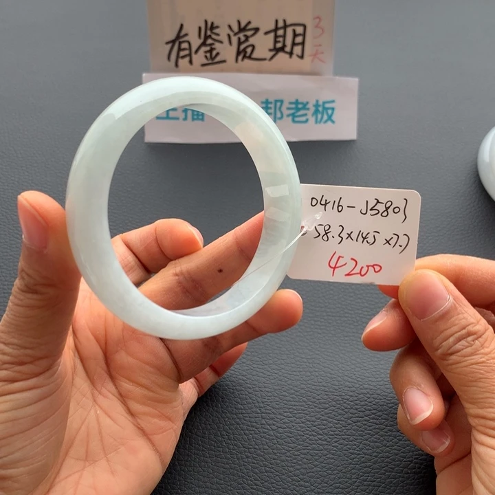 翡翠手镯未镶嵌葡*?翡翠手镯