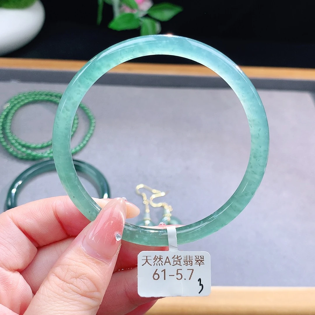 未镶嵌手镯（圆镯）翡翠
