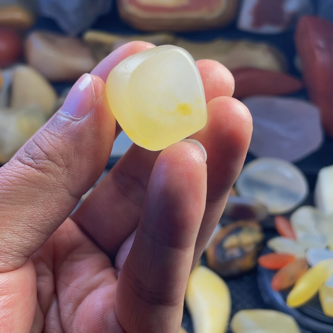 四**蚁新疆北疆金丝玉原石