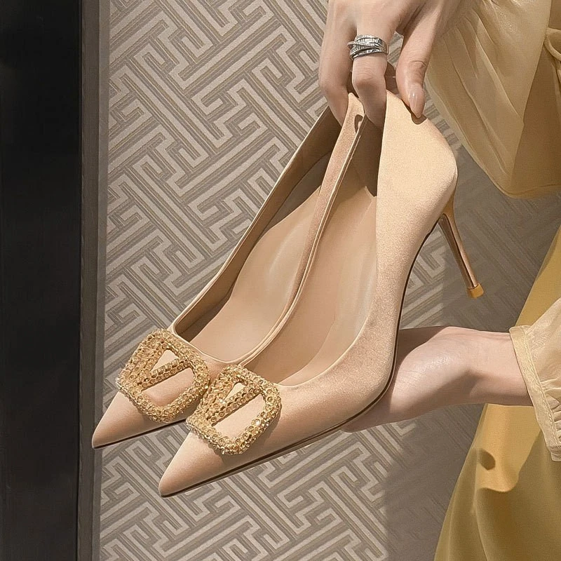 2025V扣空气棉绸缎水钻尖头细跟浅口百搭性感气质单鞋女高能感