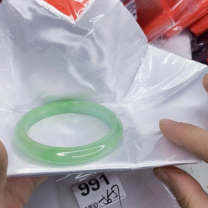 翡翠未镶嵌手镯一图一物实物为准（微瑕处理）