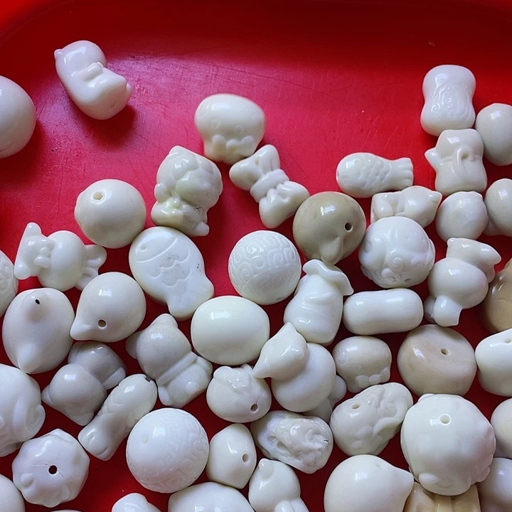 白玉菩提吊坠微瑕象牙果雕刻件三颗