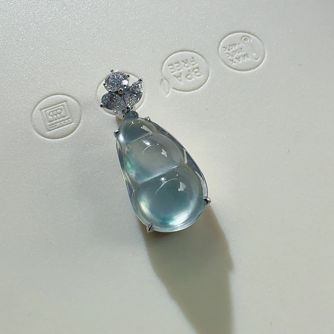 翡翠颈饰18K金镶嵌高冰玻起蓝钢飘蓝花厚装精致豆子