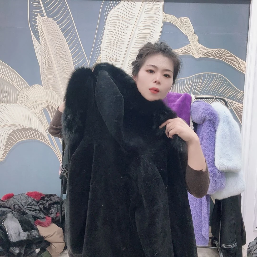 皮草搭配黑色西装