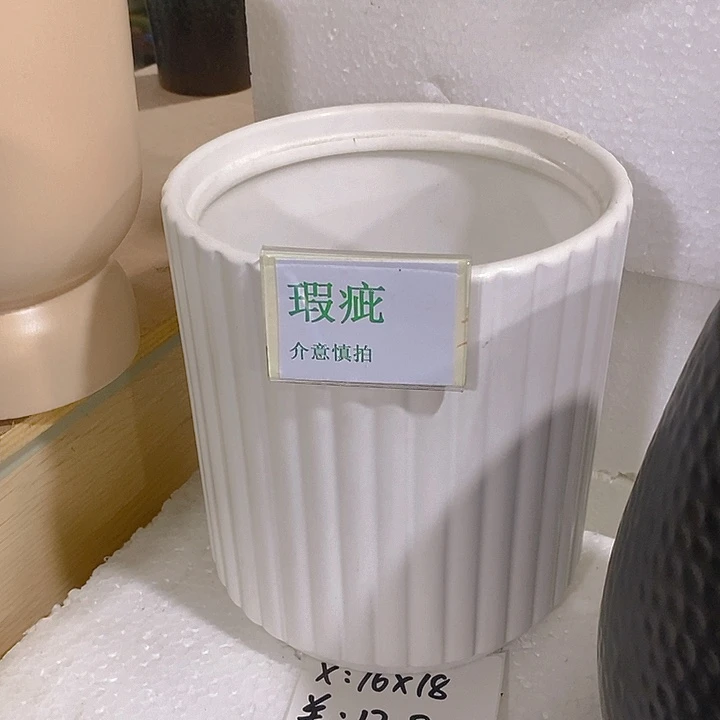 摆件多肉瑕疵盆有孔。