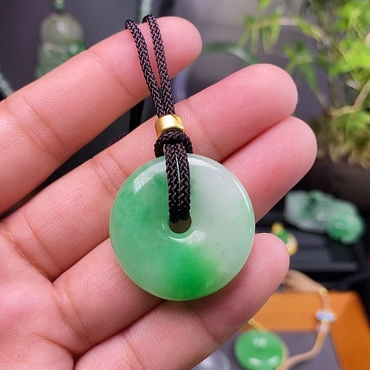 翡翠未镶嵌吊坠(赠链)