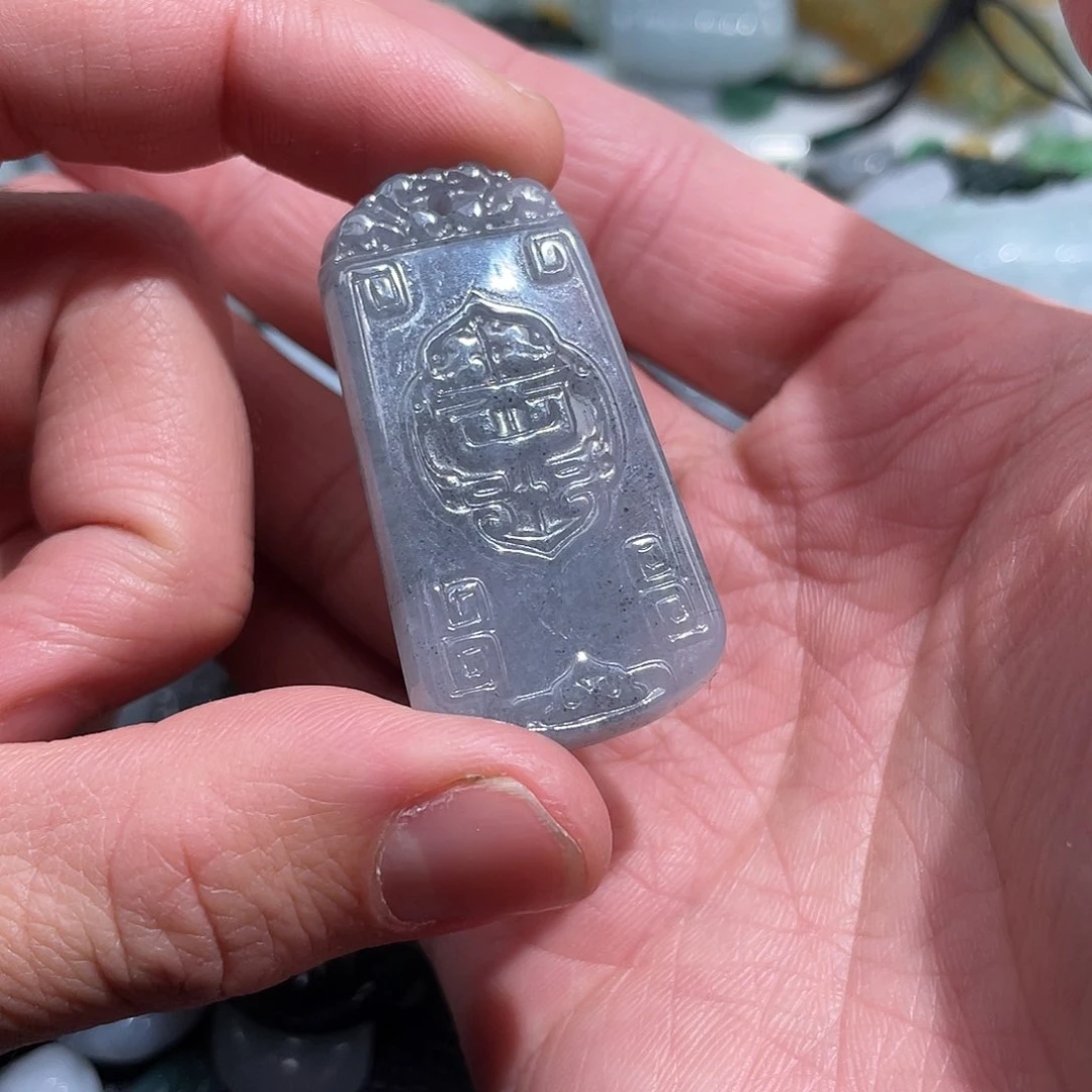 翡翠颈饰未镶嵌小**猫翡翠