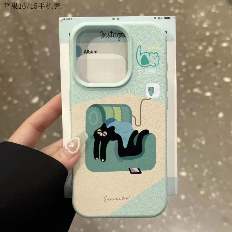 BANCA瘫软小黑猫适用苹果16promax手机壳15plus荔枝纹14/13防摔12