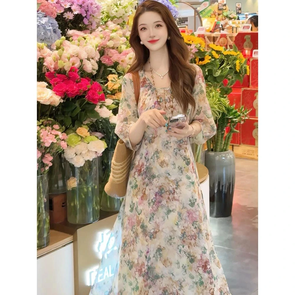 高级感气质V领碎花法式连衣裙2025夏季新款收腰显瘦度假风仙女裙