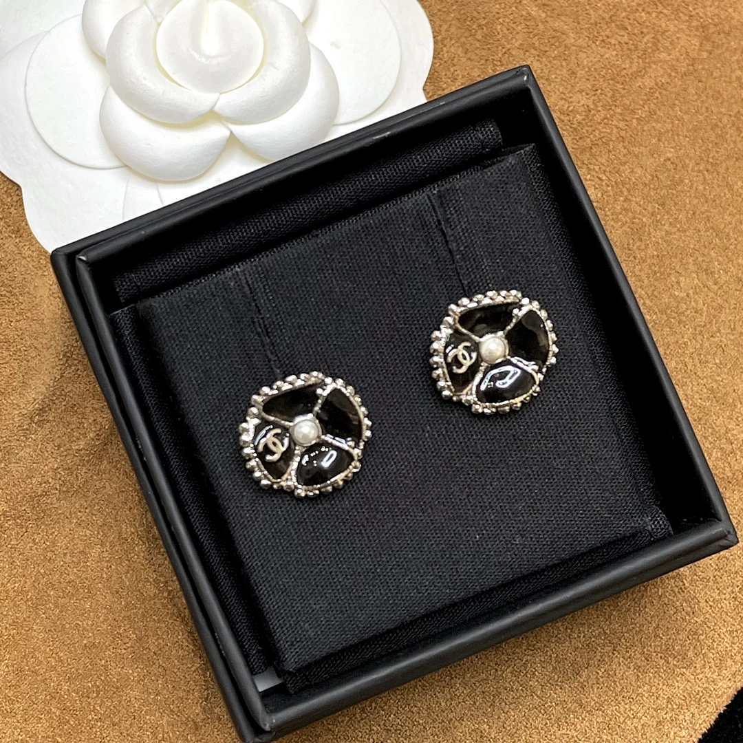 95新 Chanel/香奈儿 黑银珐琅花耳钉23K 2412210