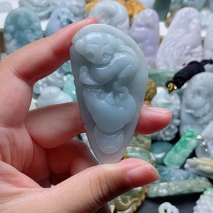 翡翠未镶嵌颈饰飞船