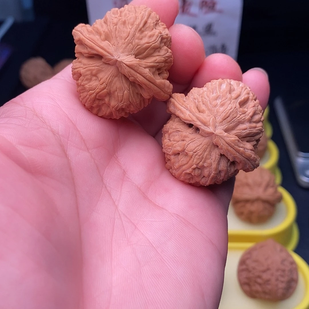 桃核把件山地白狮子尺寸37