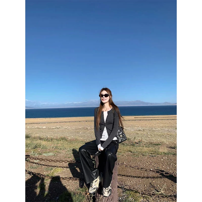 早秋休闲通勤风穿搭白色内搭长袖打底衫薄款针织开衫高腰阔腿长裤