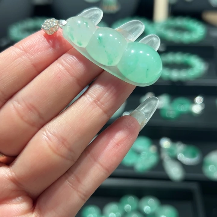 石英质玉（非洲翠）未镶嵌颈饰