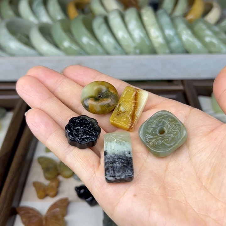 蛇纹石玉未镶嵌颈饰