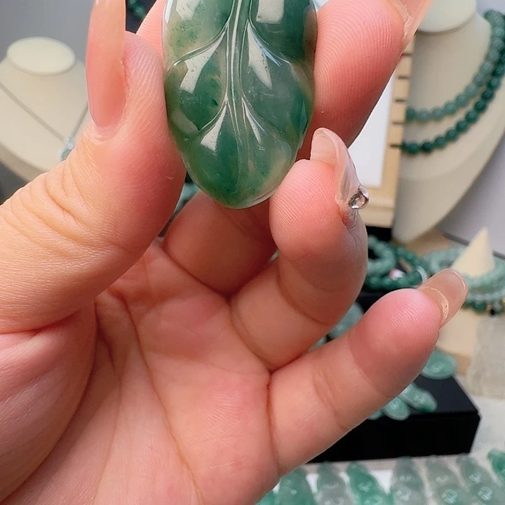 石英质玉未镶嵌颈饰叶子