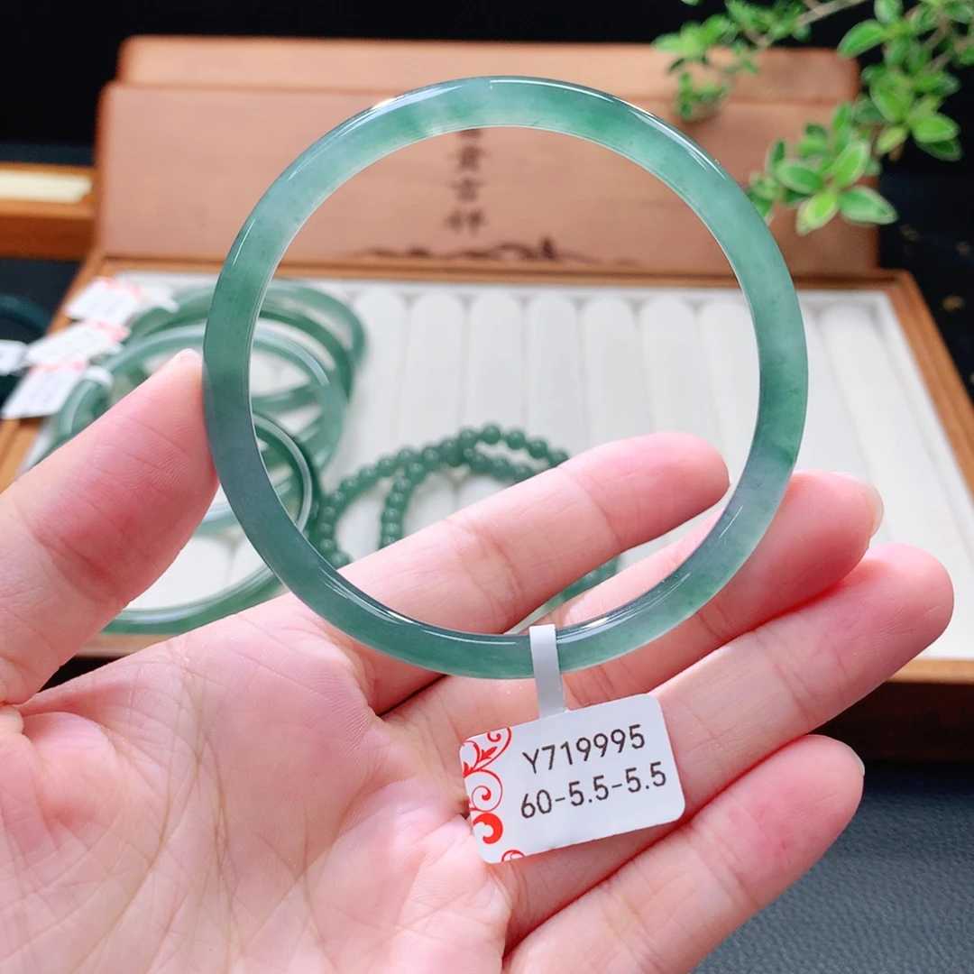 翡翠未镶嵌手镯（圆镯）