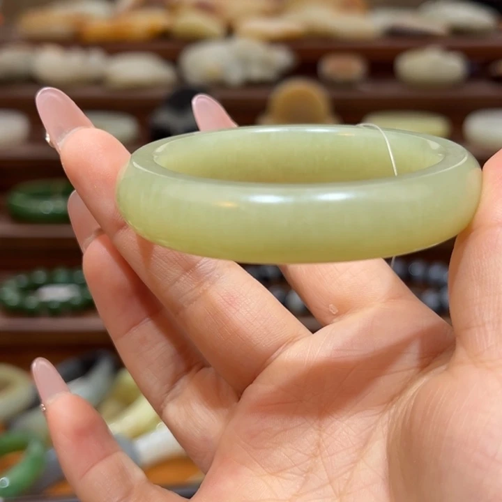 和田玉未镶嵌手镯