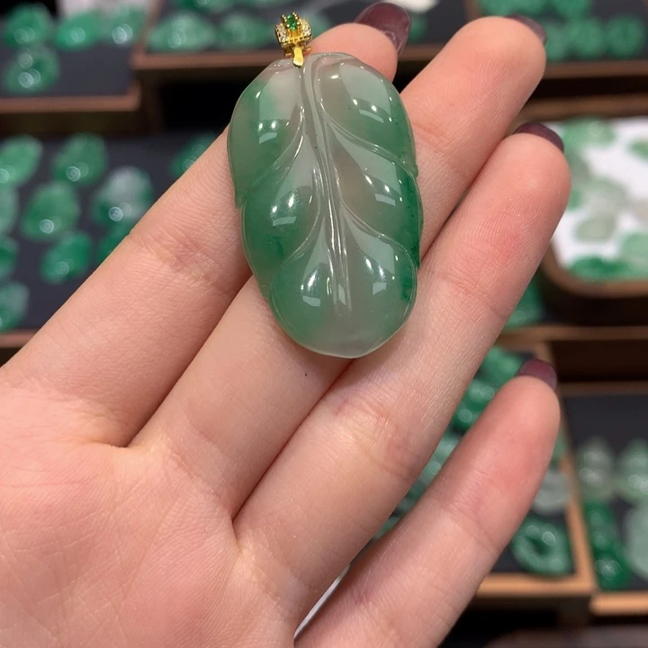 石英质玉（非洲翠）未镶嵌颈饰叶子