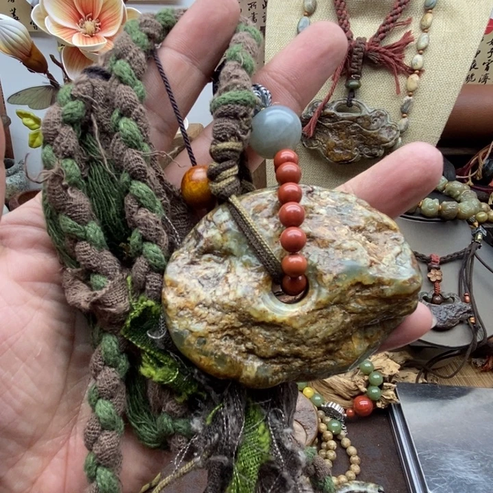 未镶嵌岫岩河磨玉（透闪石质玉）挂件