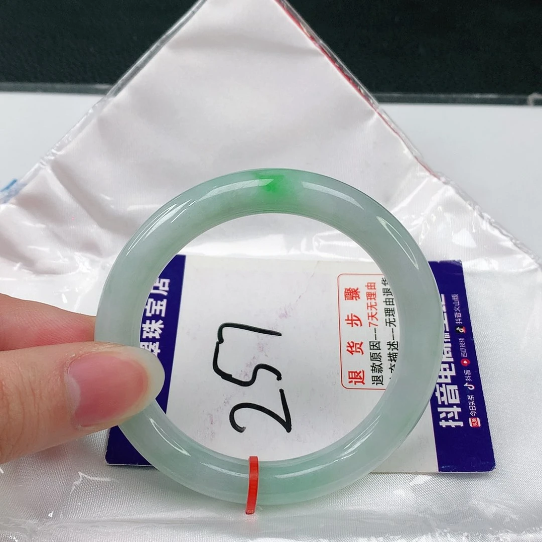 翡翠手镯未镶嵌翡翠