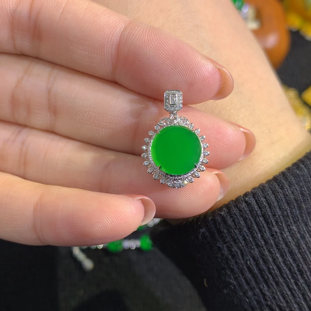 翡翠18K金镶嵌颈饰