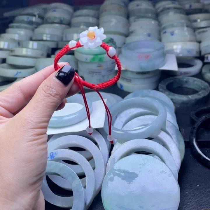 翡翠未镶嵌颈饰多样性