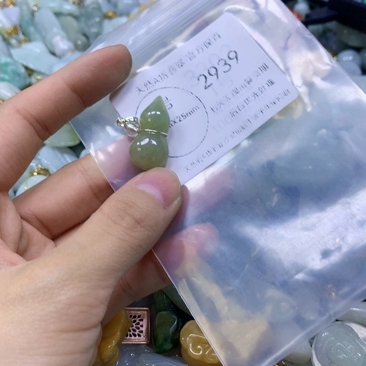 翡翠足银镀金镶嵌颈饰翡翠