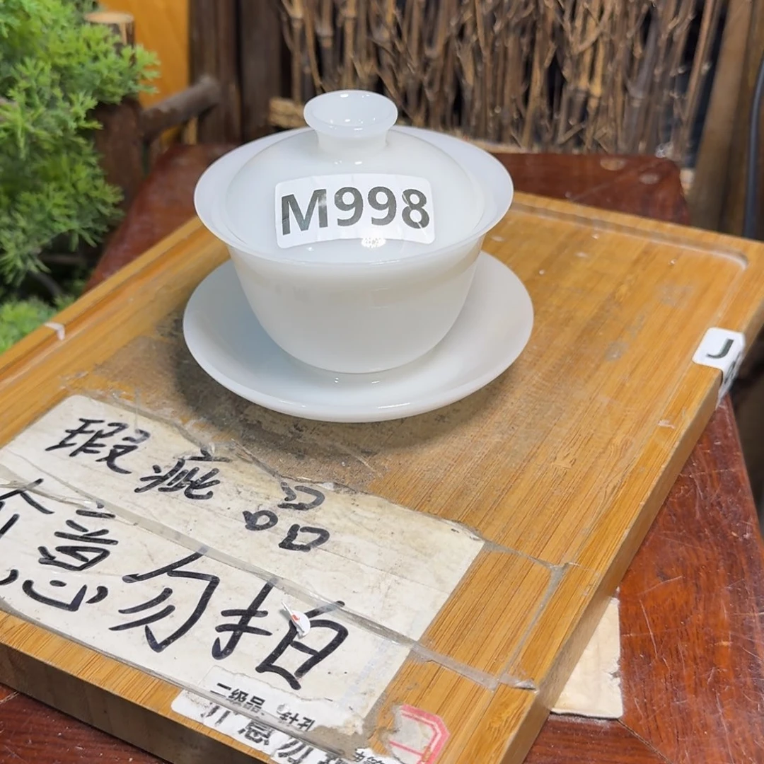 微瑕疵介意勿拍陶瓷器皿B129略有微瑕疵介意勿拍，无缺口