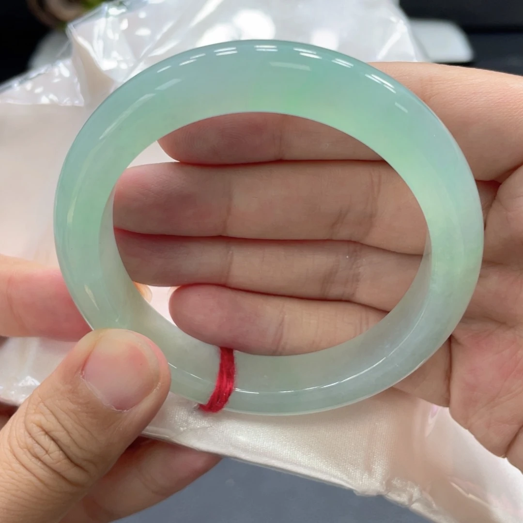 翡翠手镯未镶嵌翡翠