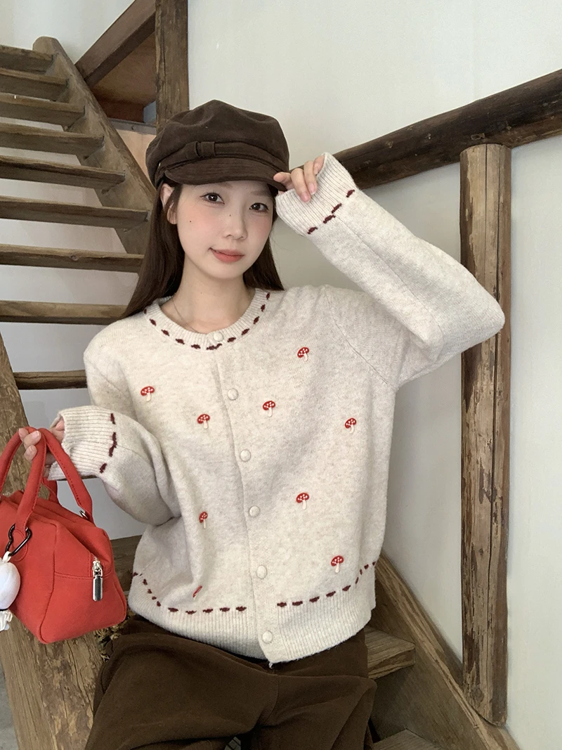 2025秋装新款胖mm大码女温柔甜美刺绣蘑菇宽松显瘦针织上衣