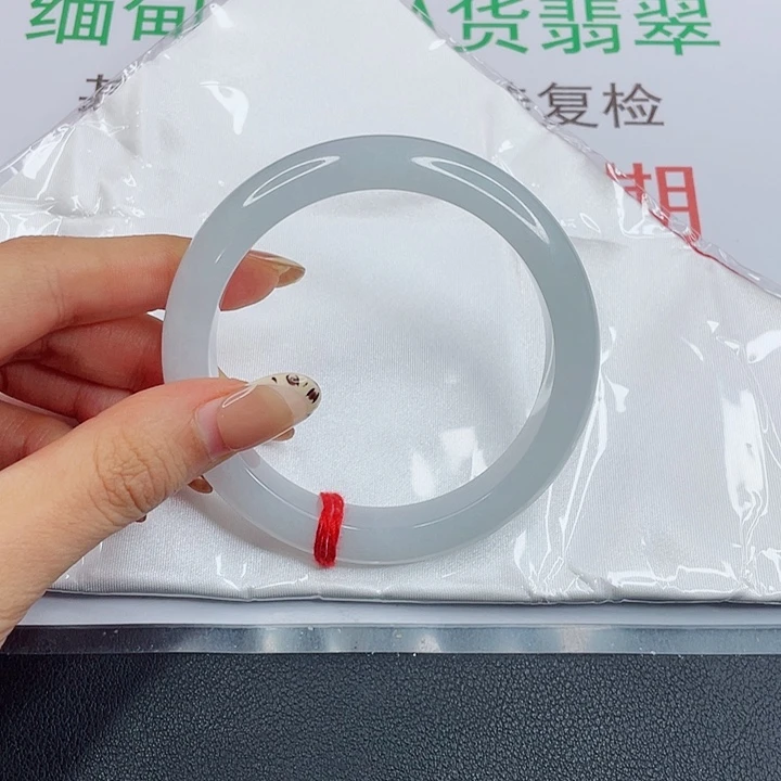 云***轻未镶嵌手镯翡翠糯冰条
